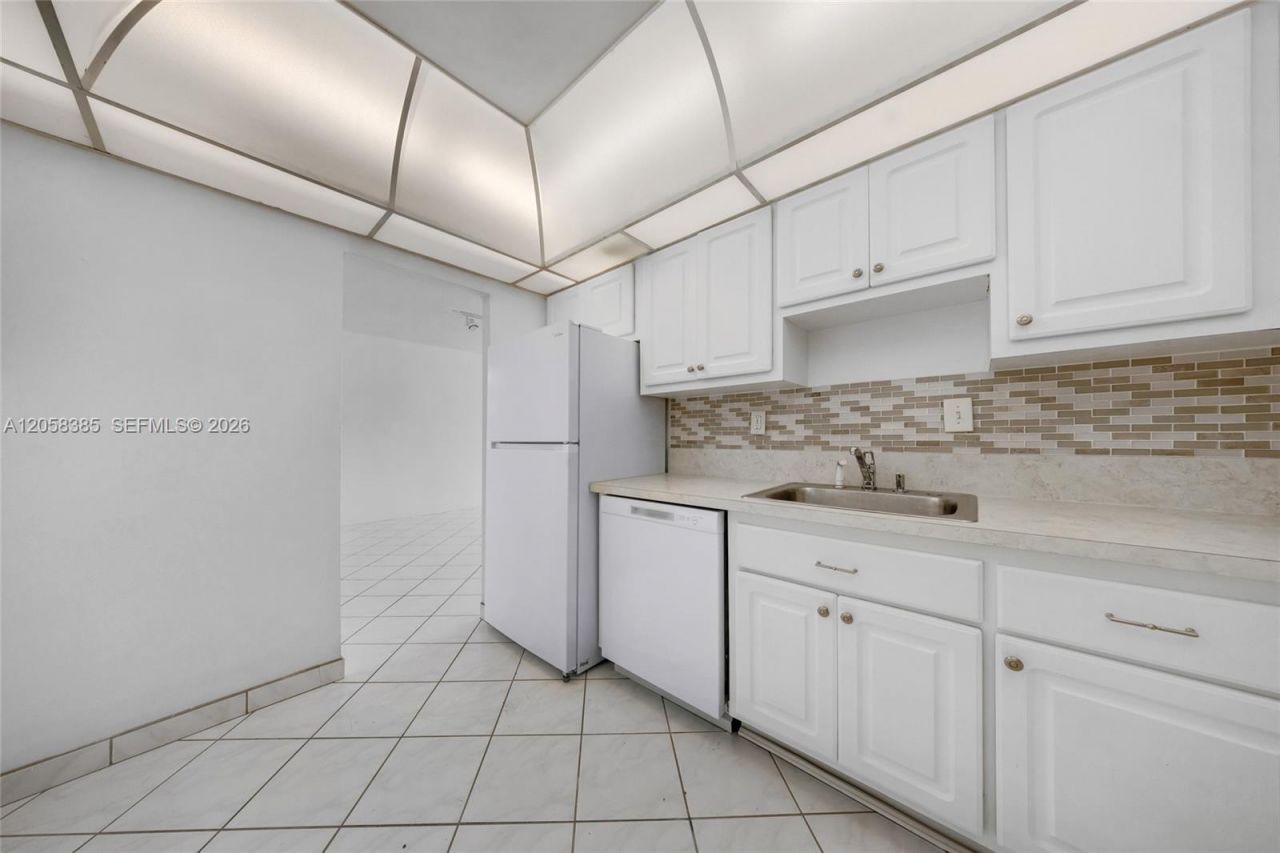 300 Bayview Dr , Unit 202, Sunny Isles Beach, FL 33160 Photo