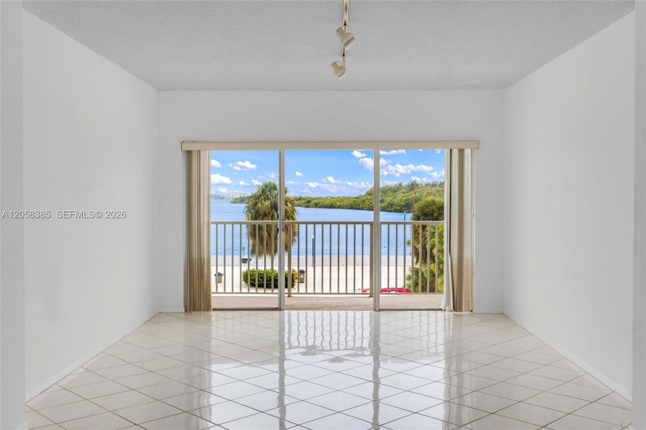 300 Bayview Dr , Unit 202, Sunny Isles Beach, FL 33160 Photo