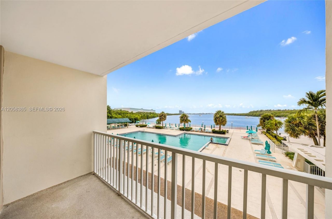 300 Bayview Dr , Unit 202, Sunny Isles Beach, FL 33160 Photo