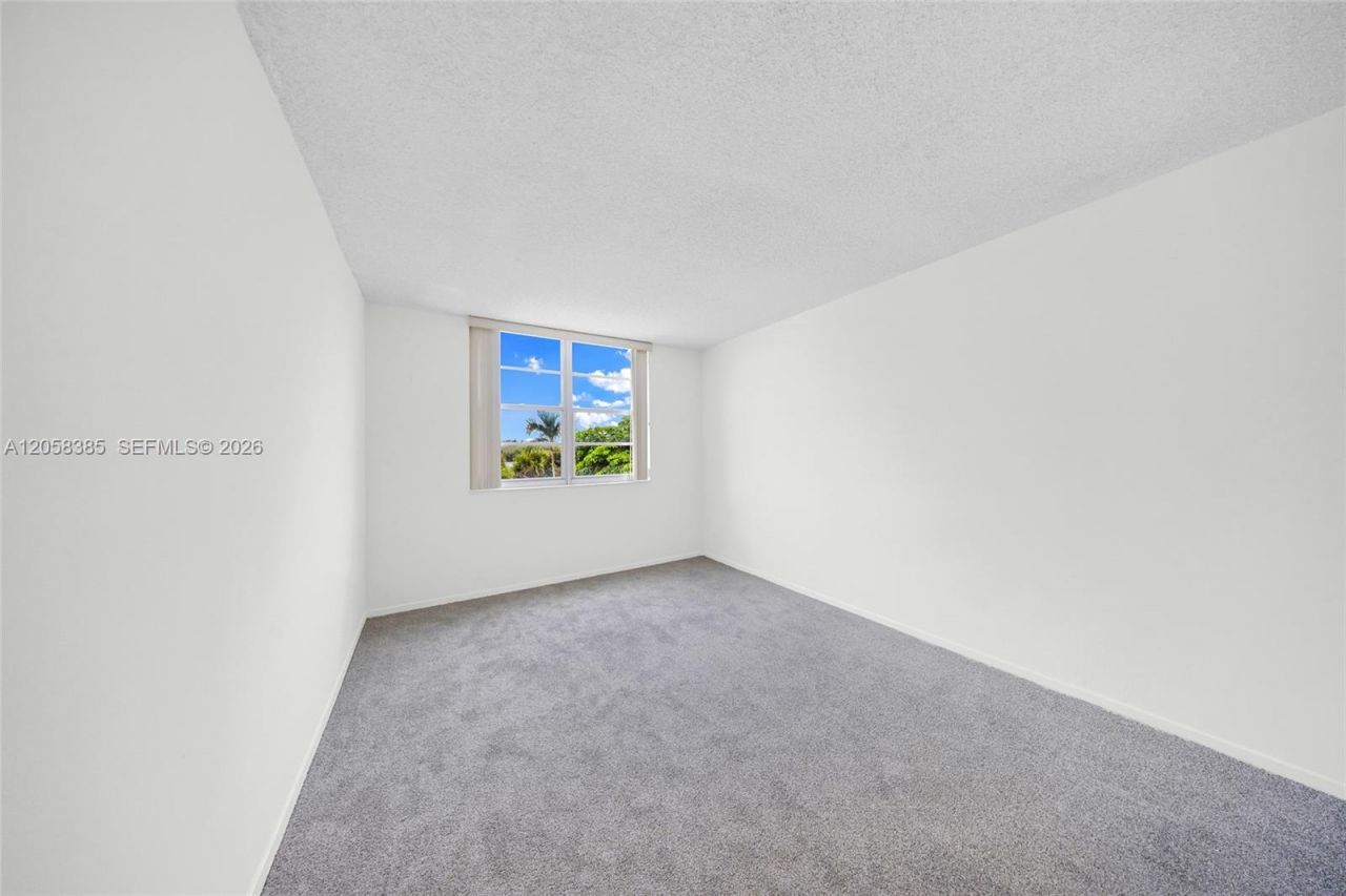 300 Bayview Dr , Unit 202, Sunny Isles Beach, FL 33160 Photo