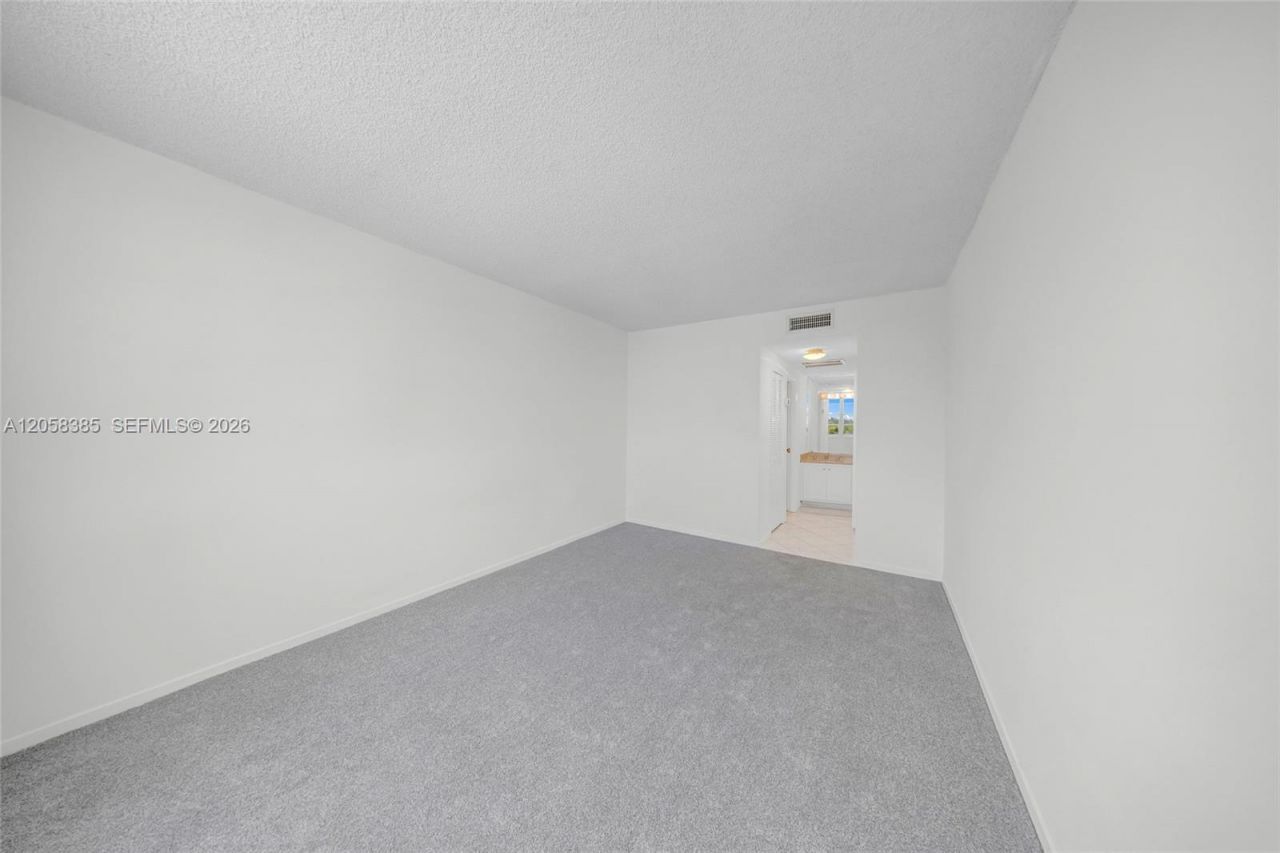 300 Bayview Dr , Unit 202, Sunny Isles Beach, FL 33160 Photo