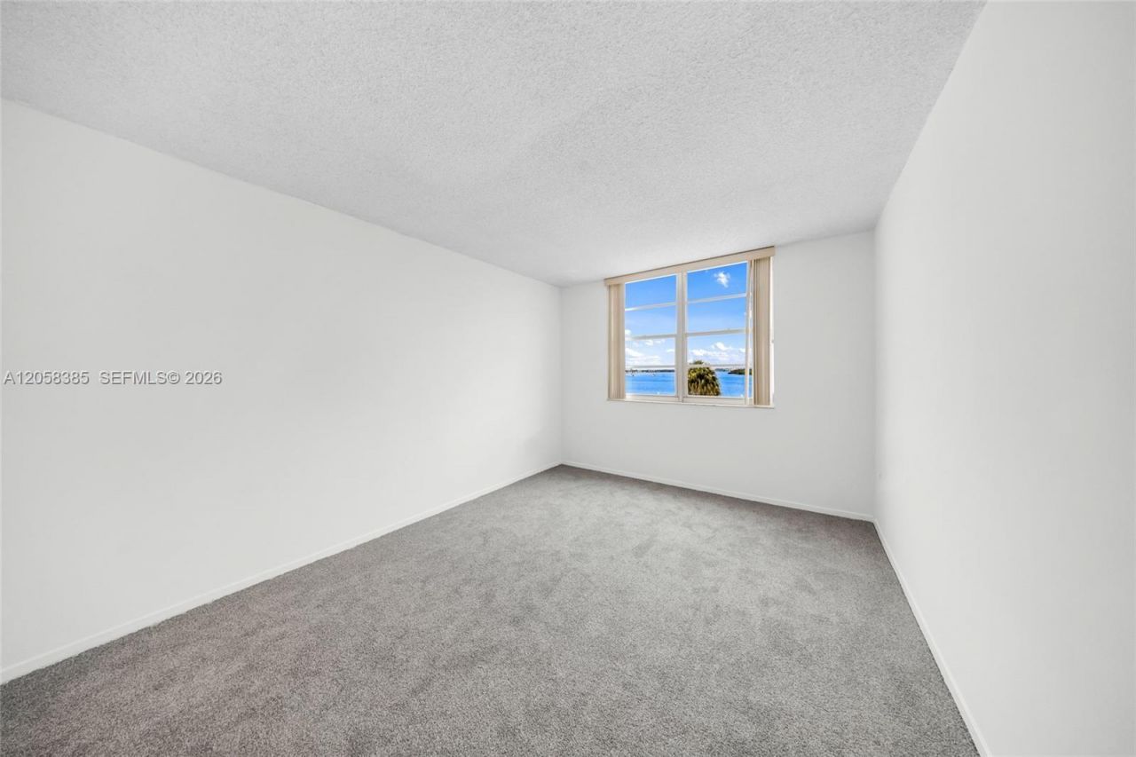 300 Bayview Dr , Unit 202, Sunny Isles Beach, FL 33160 Photo