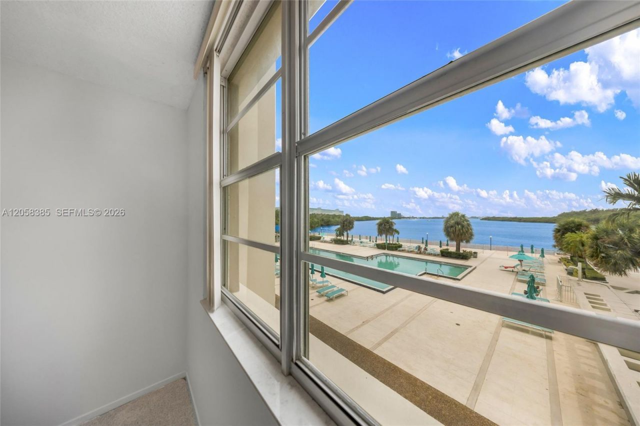 300 Bayview Dr , Unit 202, Sunny Isles Beach, FL 33160 Photo