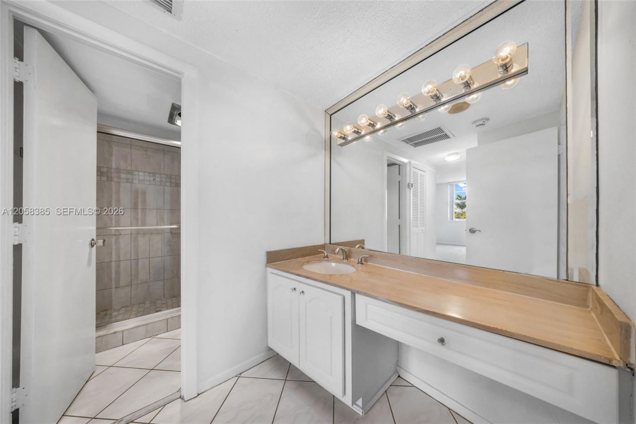300 Bayview Dr , Unit 202, Sunny Isles Beach, FL 33160 Photo