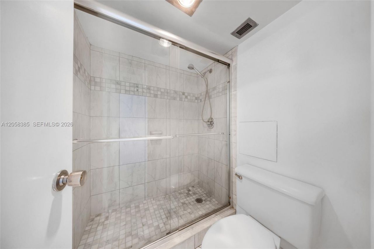 300 Bayview Dr , Unit 202, Sunny Isles Beach, FL 33160 Photo