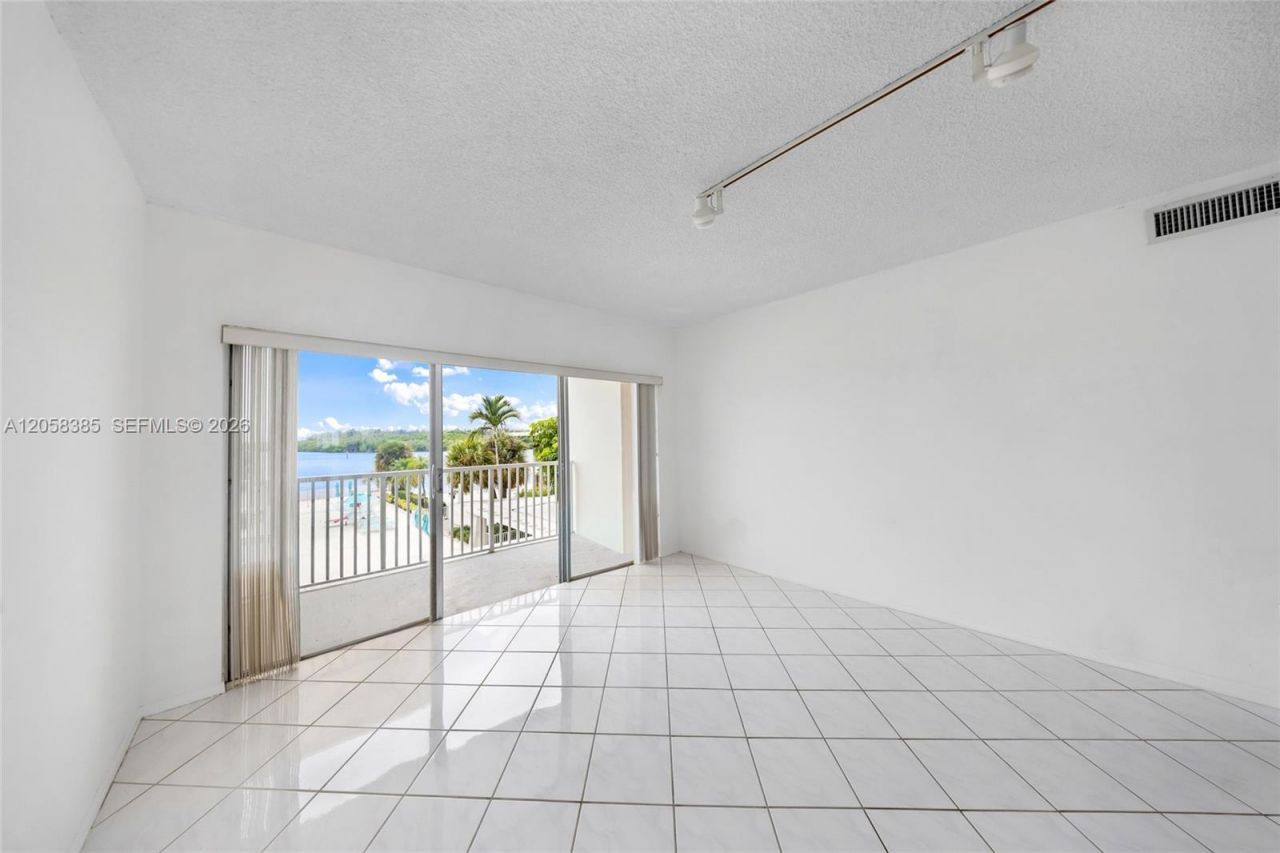 300 Bayview Dr , Unit 202, Sunny Isles Beach, FL 33160 Photo