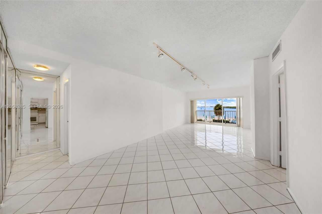 300 Bayview Dr , Unit 202, Sunny Isles Beach, FL 33160 Photo