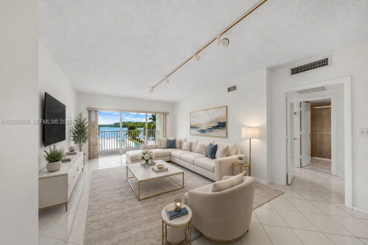 300 Bayview Dr , Unit 202, Sunny Isles Beach, FL 33160 Photo