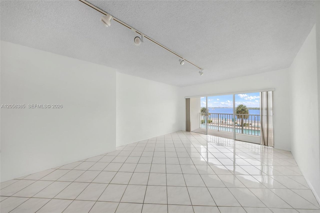 300 Bayview Dr , Unit 202, Sunny Isles Beach, FL 33160 Photo