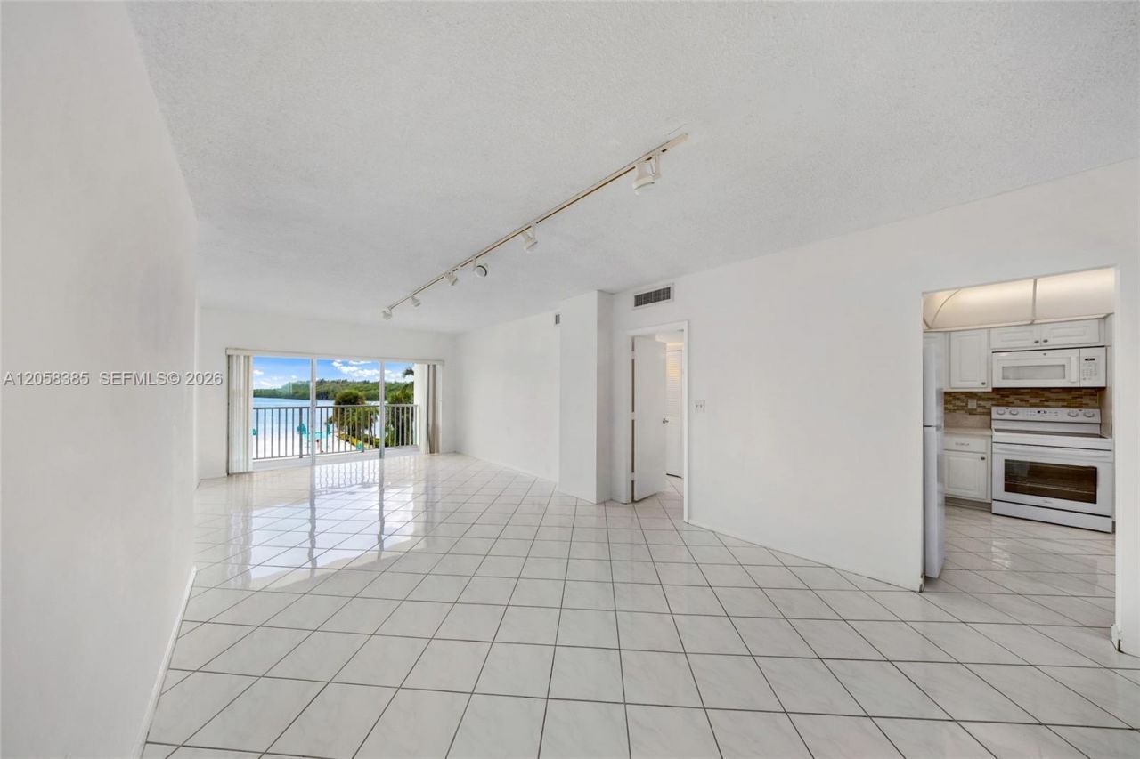 300 Bayview Dr , Unit 202, Sunny Isles Beach, FL 33160 Photo