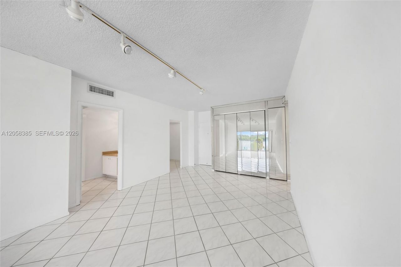 300 Bayview Dr , Unit 202, Sunny Isles Beach, FL 33160 Photo