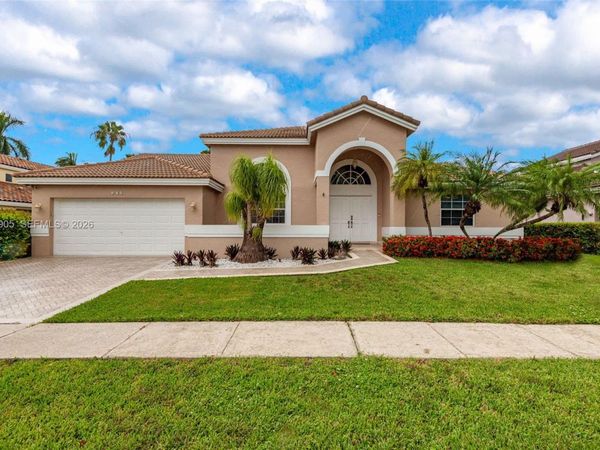 945 NW 202nd Ave , Pembroke Pines, FL 33029