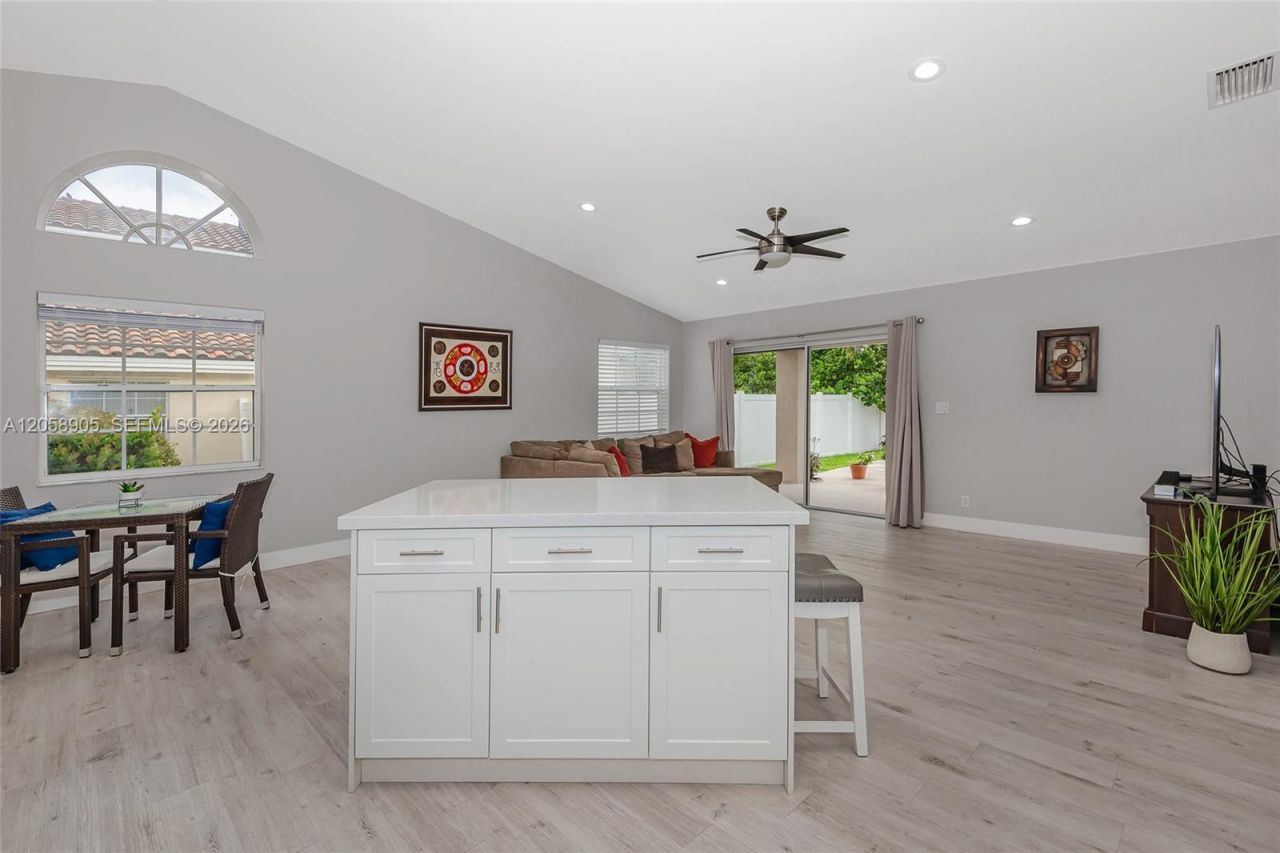 945 NW 202nd Ave, Pembroke Pines, FL 33029 Photo