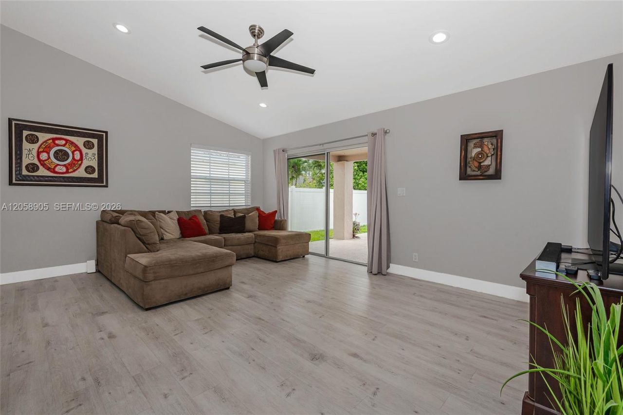 945 NW 202nd Ave, Pembroke Pines, FL 33029 Photo
