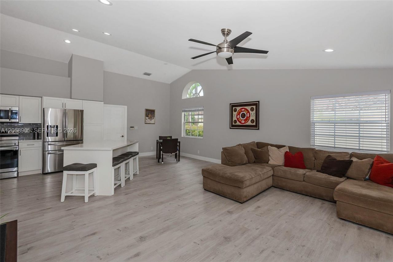 945 NW 202nd Ave, Pembroke Pines, FL 33029 Photo