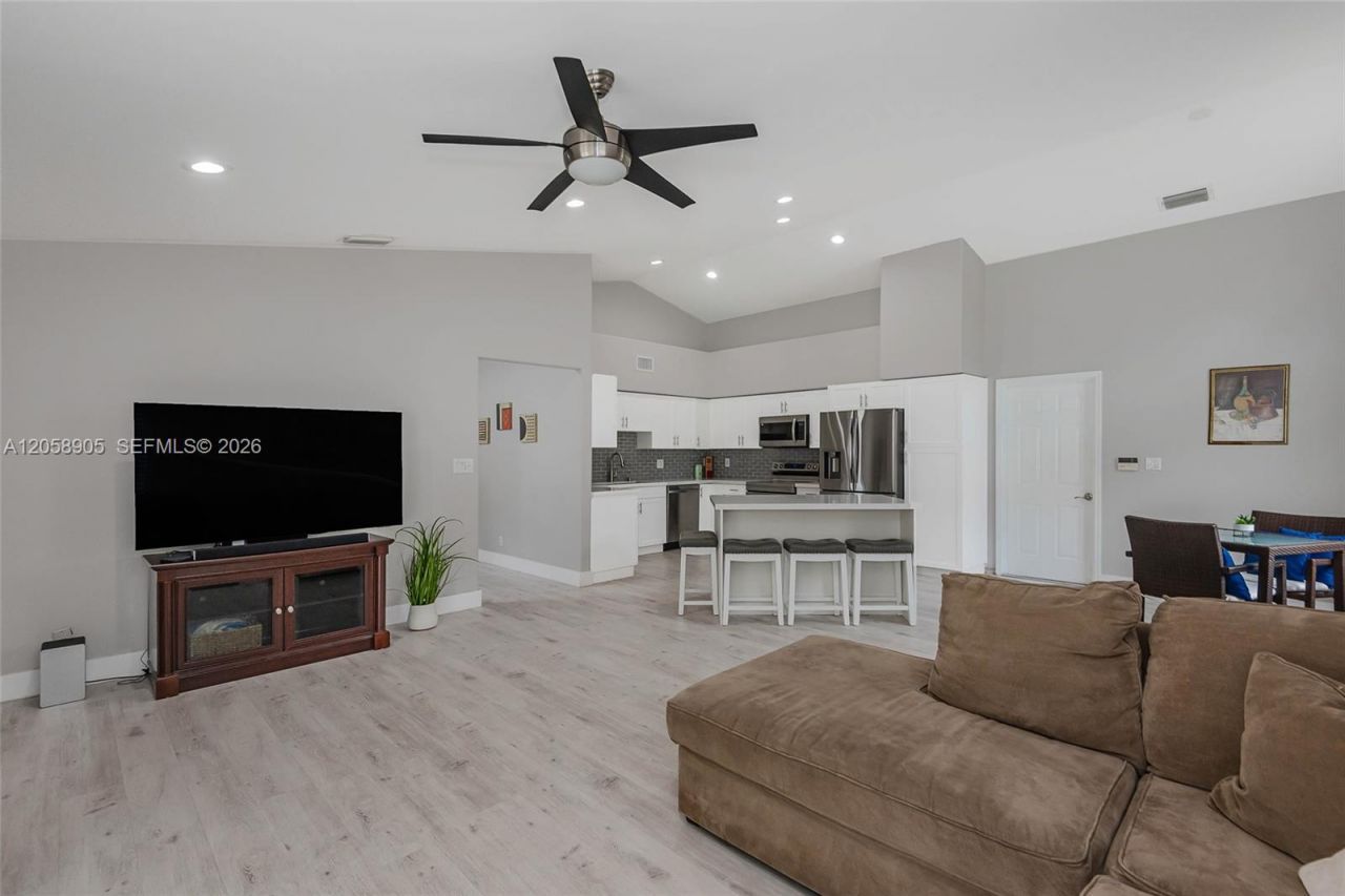 945 NW 202nd Ave, Pembroke Pines, FL 33029 Photo