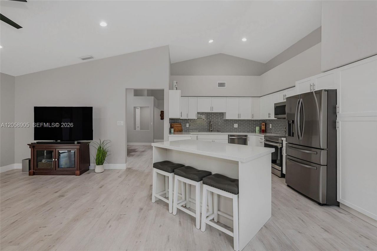 945 NW 202nd Ave, Pembroke Pines, FL 33029 Photo
