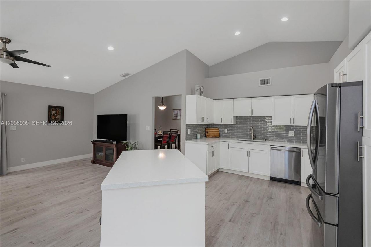 945 NW 202nd Ave, Pembroke Pines, FL 33029 Photo