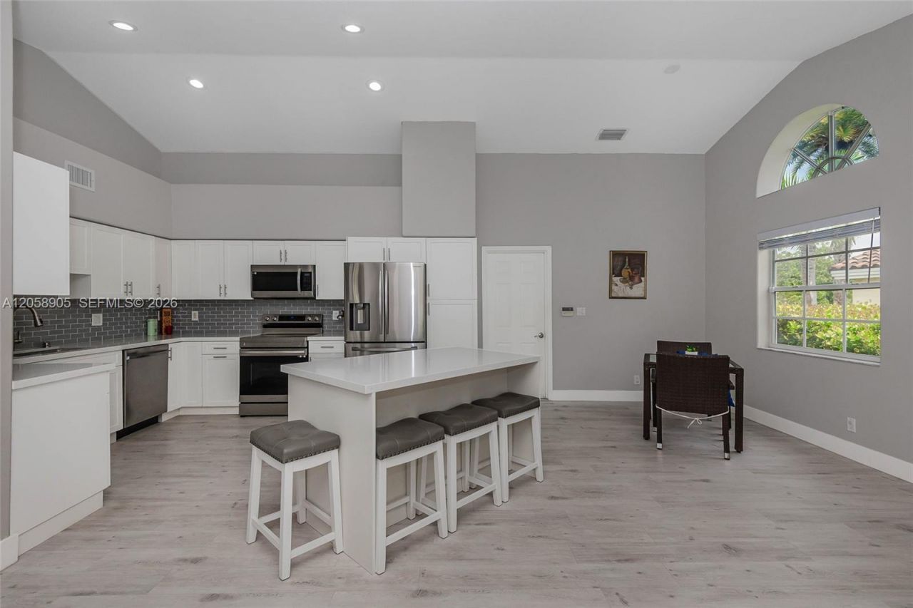 945 NW 202nd Ave, Pembroke Pines, FL 33029 Photo