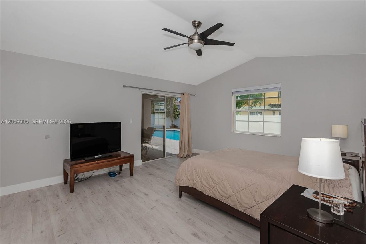 945 NW 202nd Ave, Pembroke Pines, FL 33029 Photo