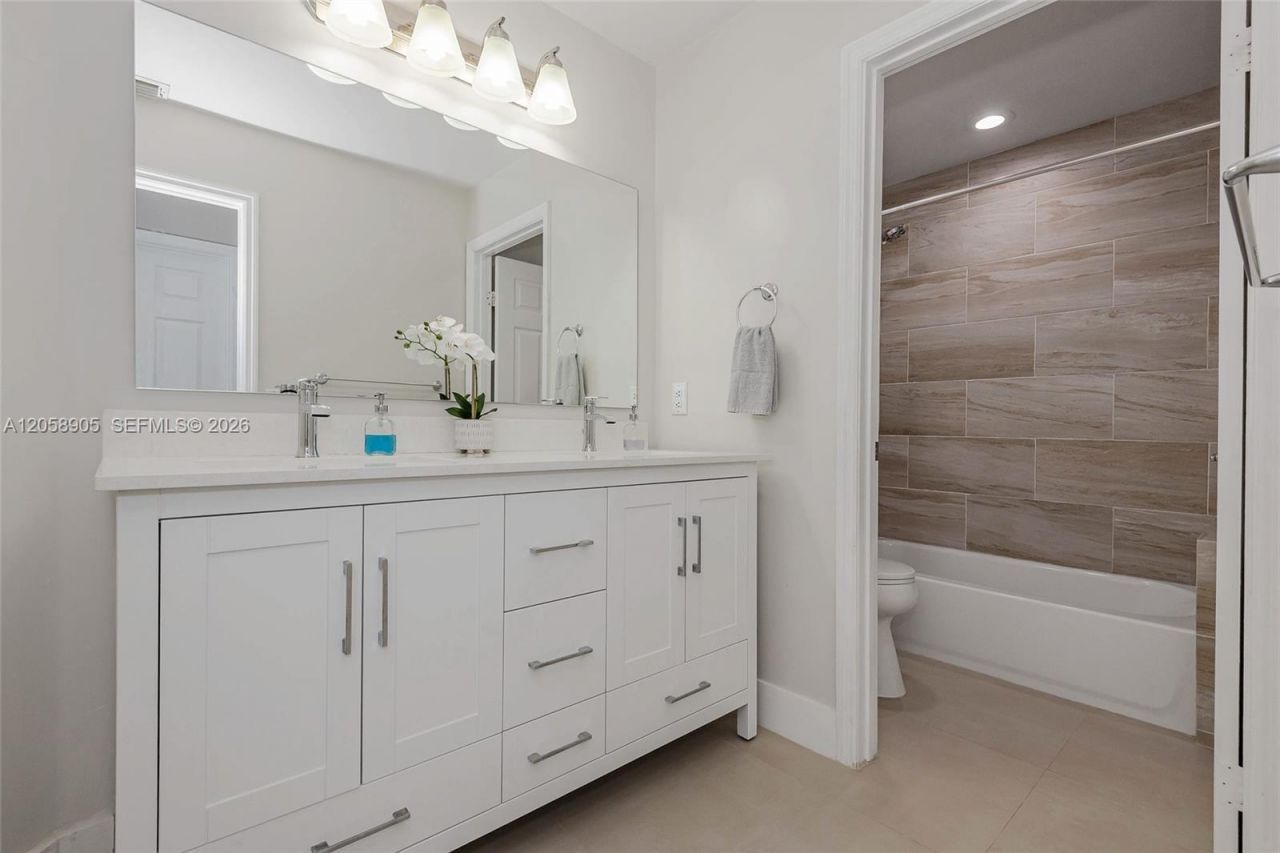 945 NW 202nd Ave, Pembroke Pines, FL 33029 Photo