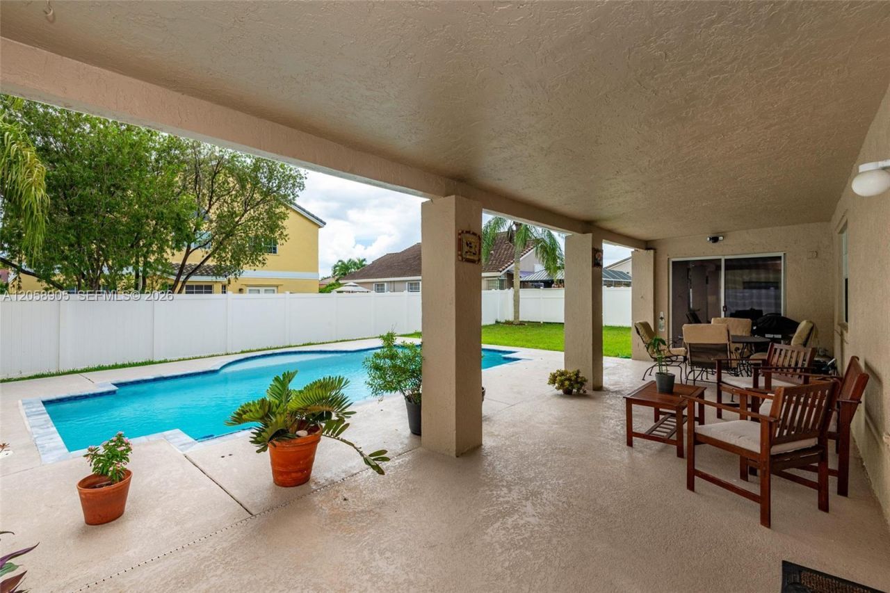 945 NW 202nd Ave, Pembroke Pines, FL 33029 Photo