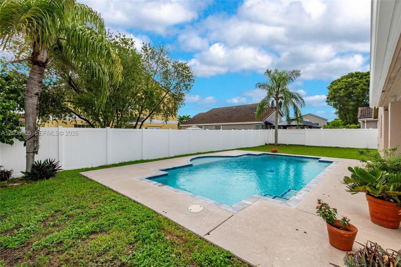 945 NW 202nd Ave, Pembroke Pines, FL 33029 Photo
