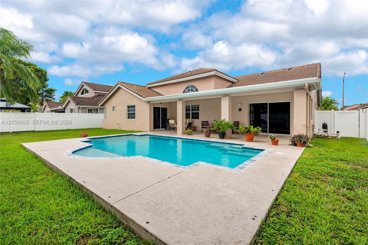 945 NW 202nd Ave, Pembroke Pines, FL 33029 Photo