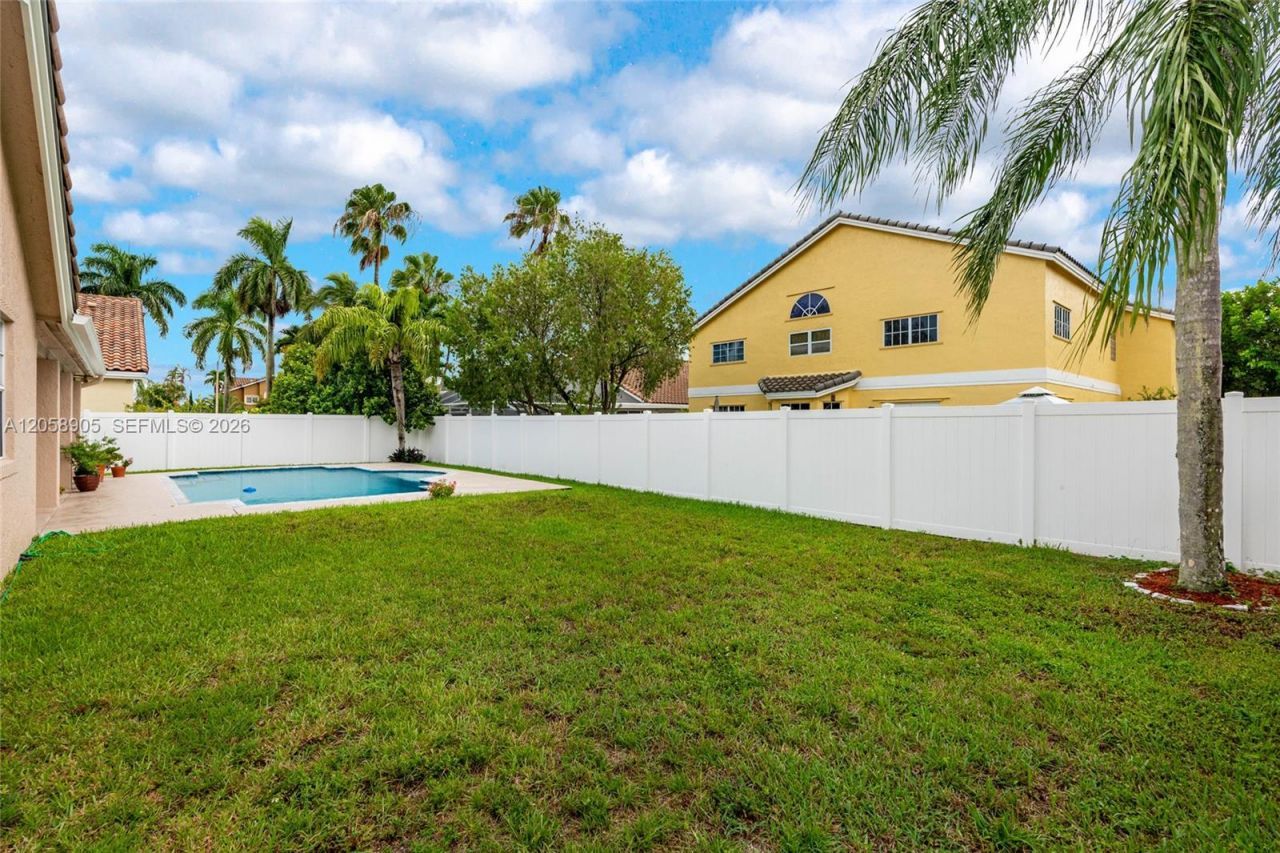 945 NW 202nd Ave, Pembroke Pines, FL 33029 Photo