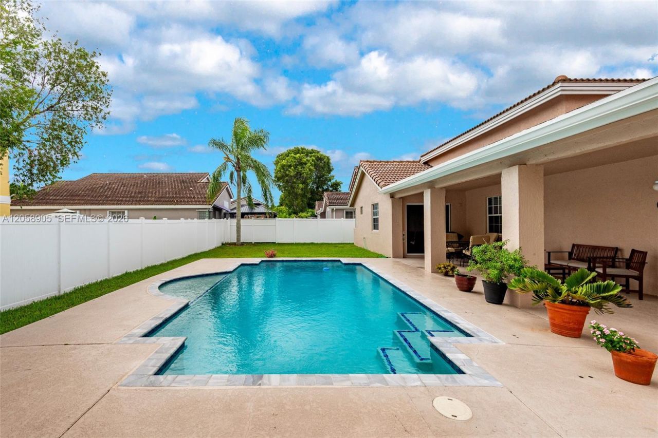 945 NW 202nd Ave, Pembroke Pines, FL 33029 Photo