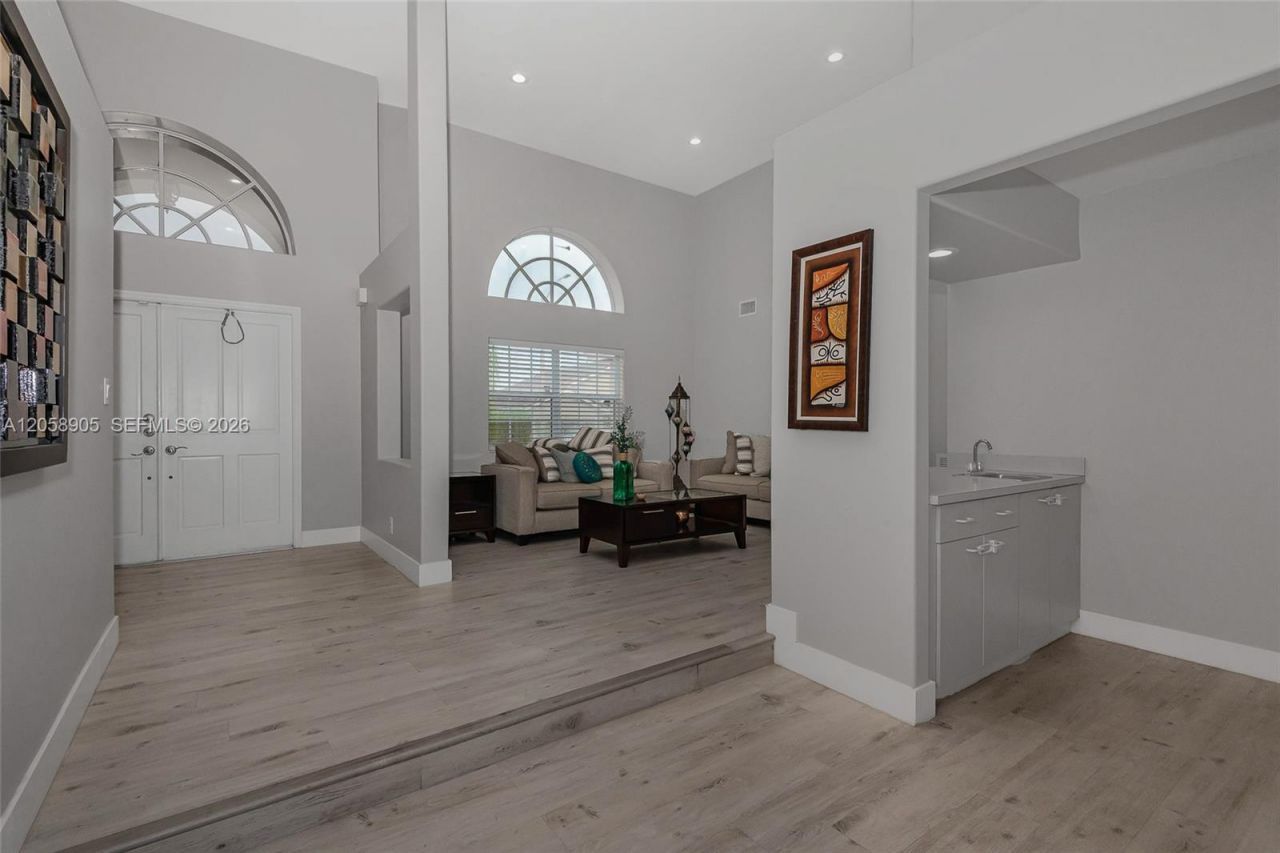945 NW 202nd Ave, Pembroke Pines, FL 33029 Photo