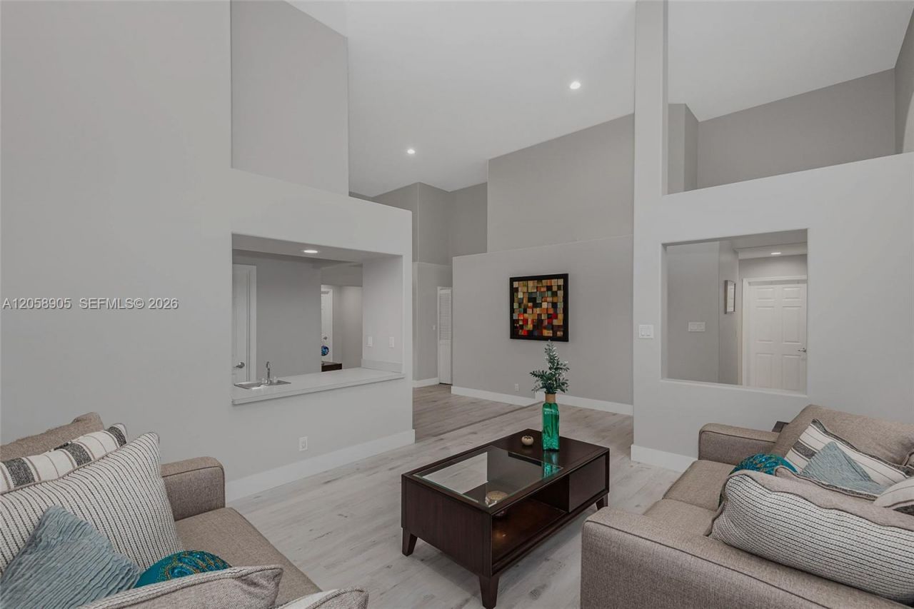 945 NW 202nd Ave, Pembroke Pines, FL 33029 Photo