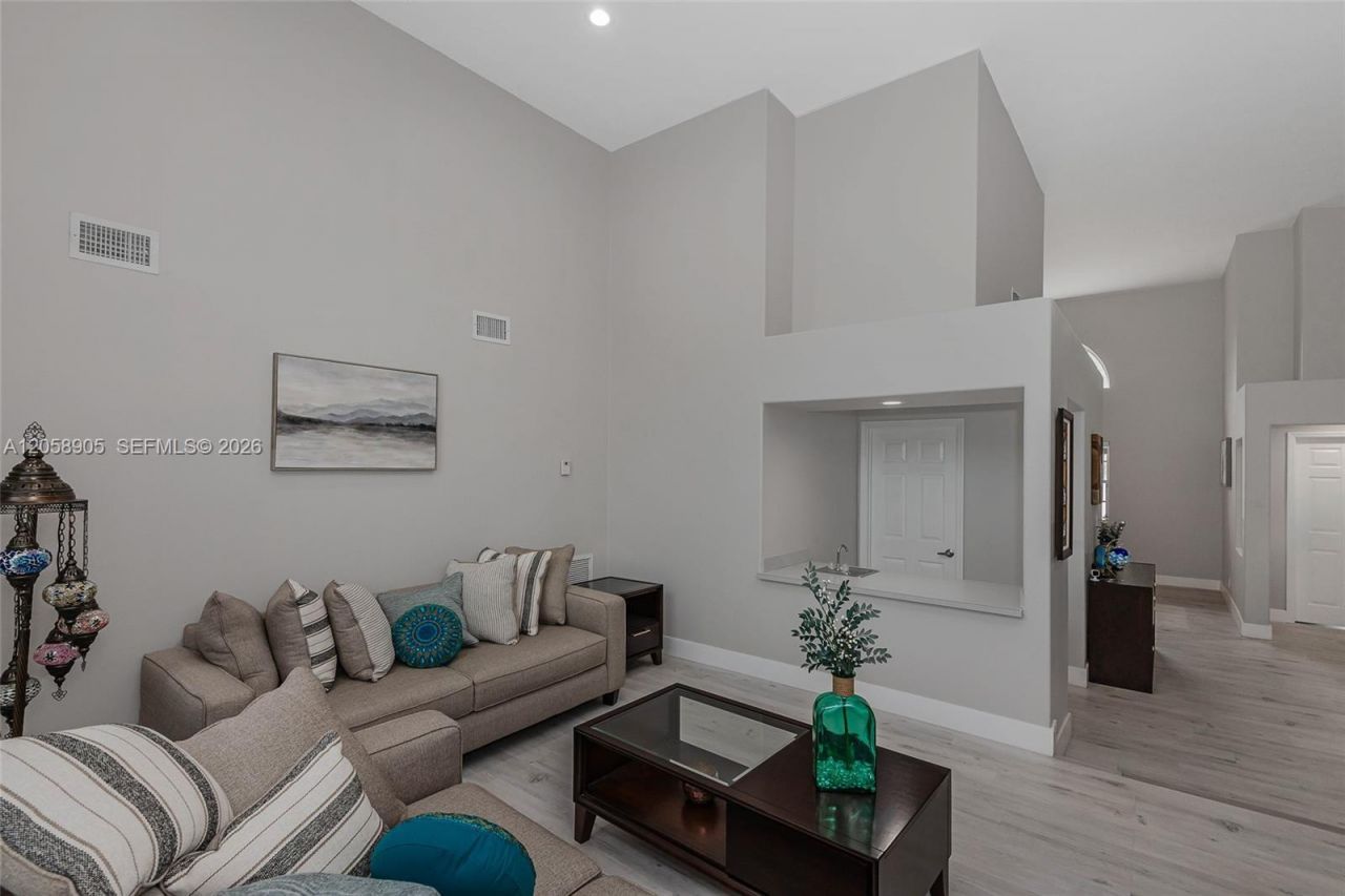 945 NW 202nd Ave, Pembroke Pines, FL 33029 Photo