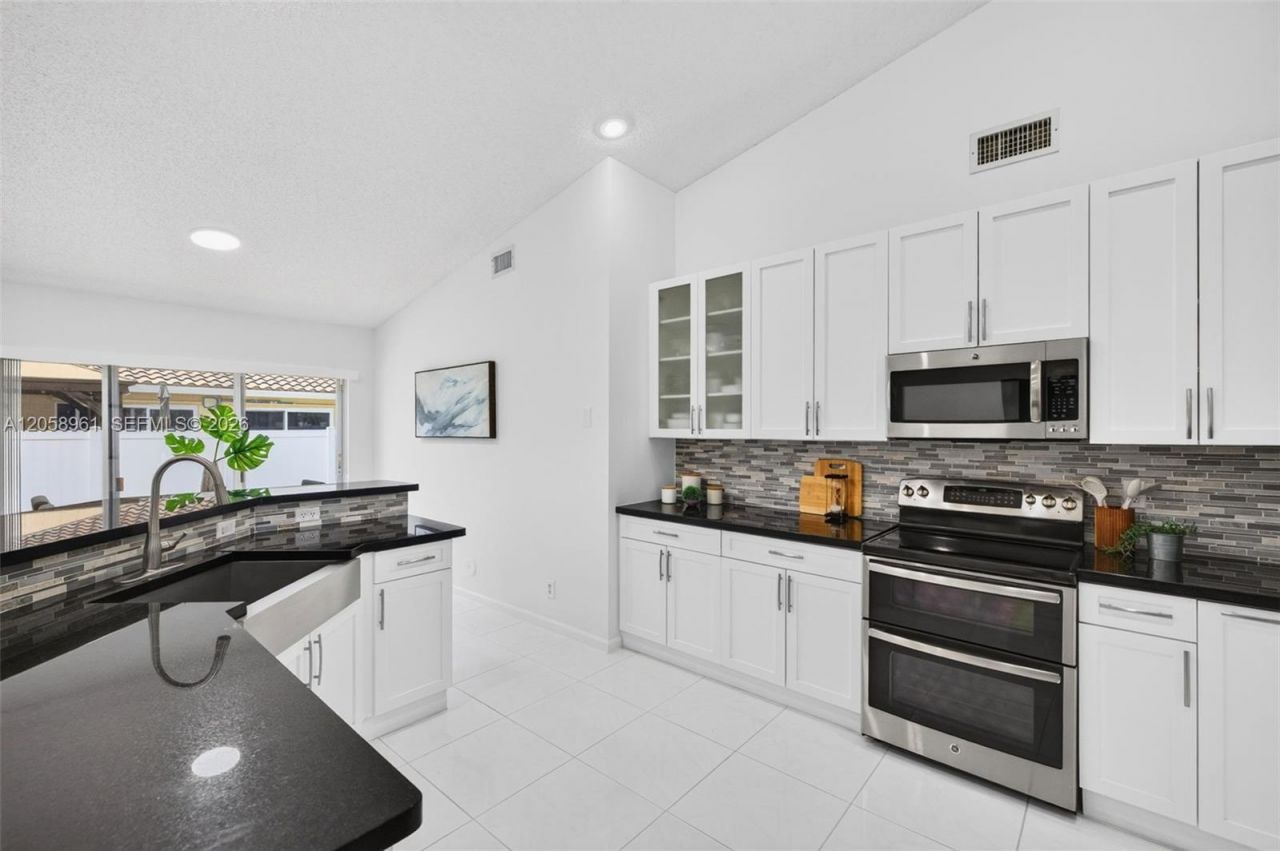 19352 NW 11th St, Pembroke Pines, FL 33029 Photo