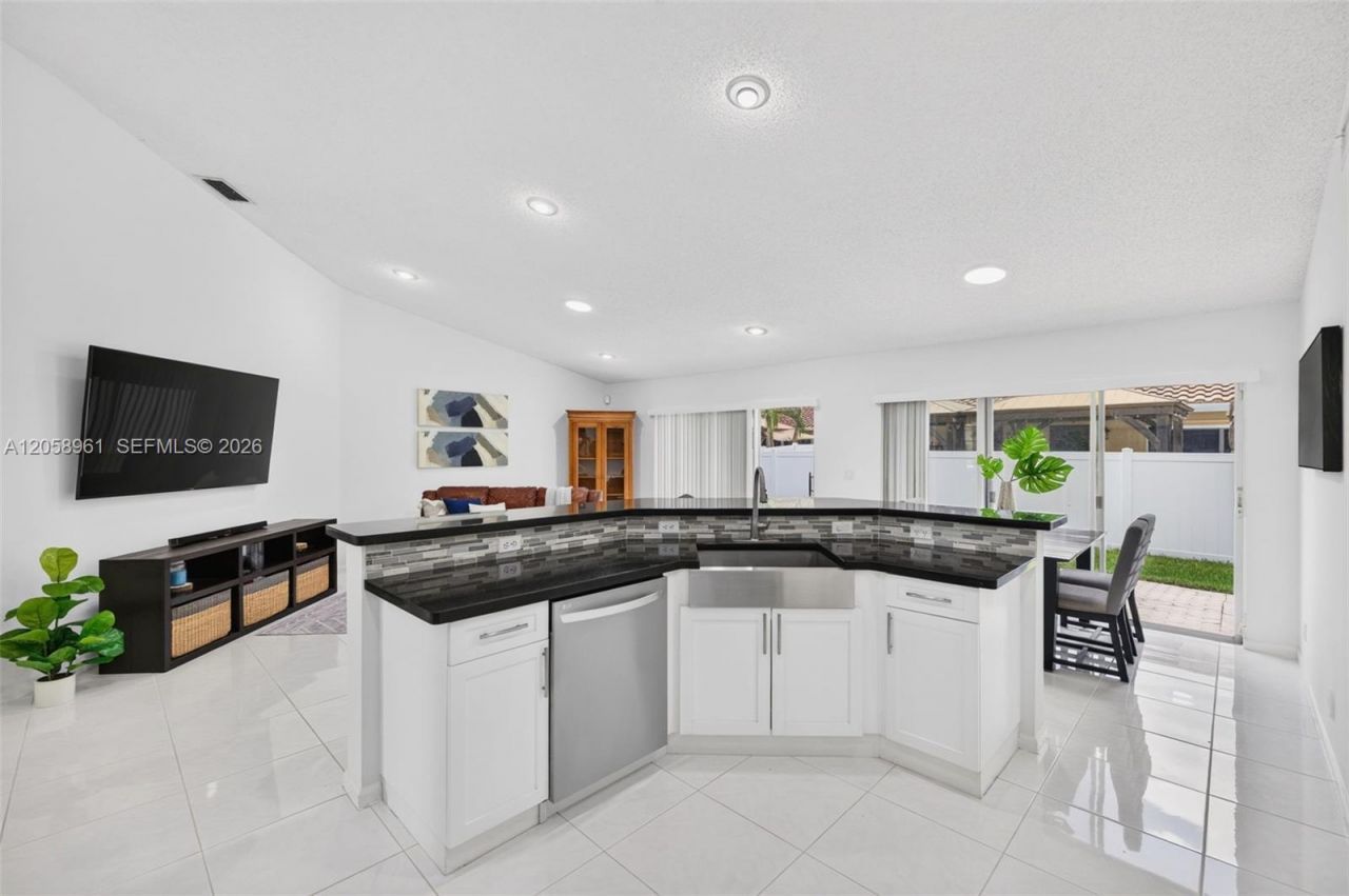 19352 NW 11th St, Pembroke Pines, FL 33029 Photo