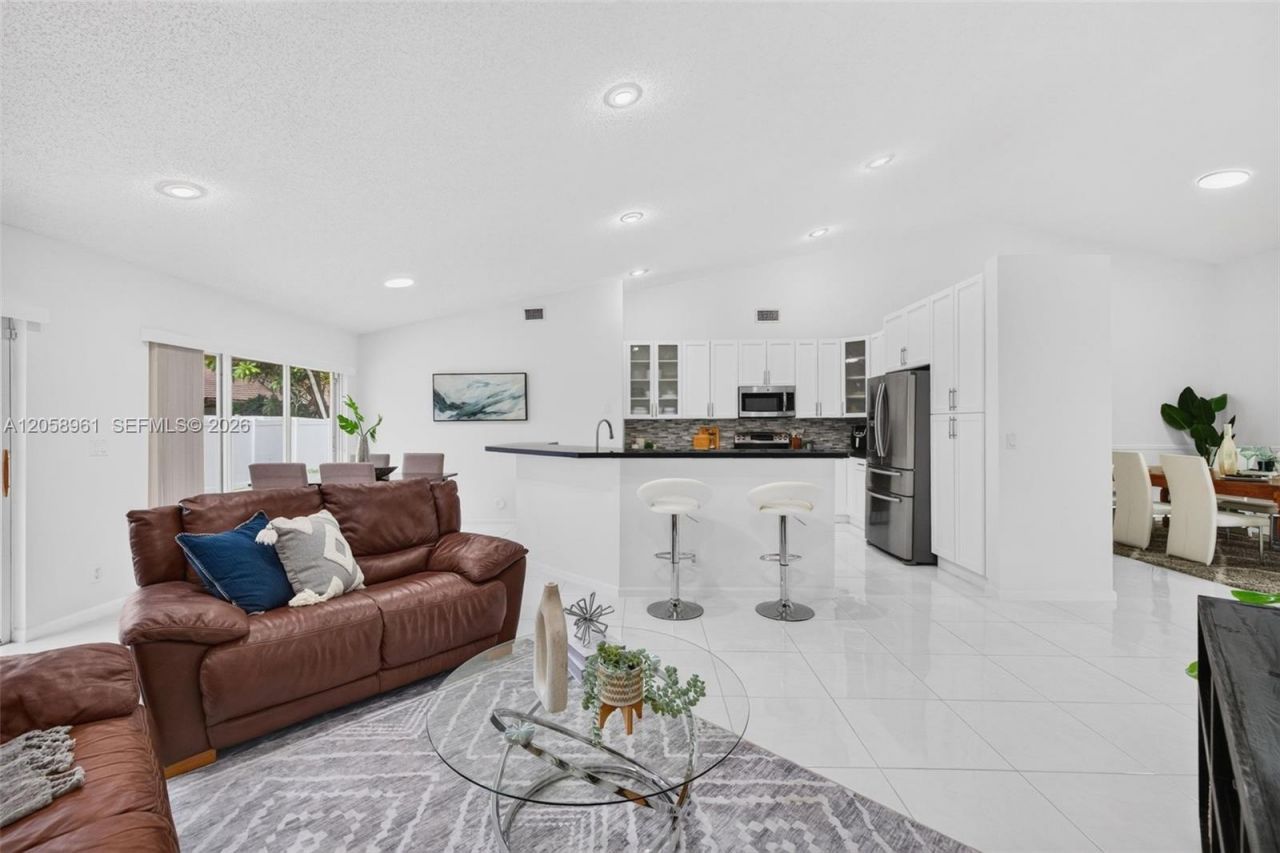 19352 NW 11th St, Pembroke Pines, FL 33029 Photo