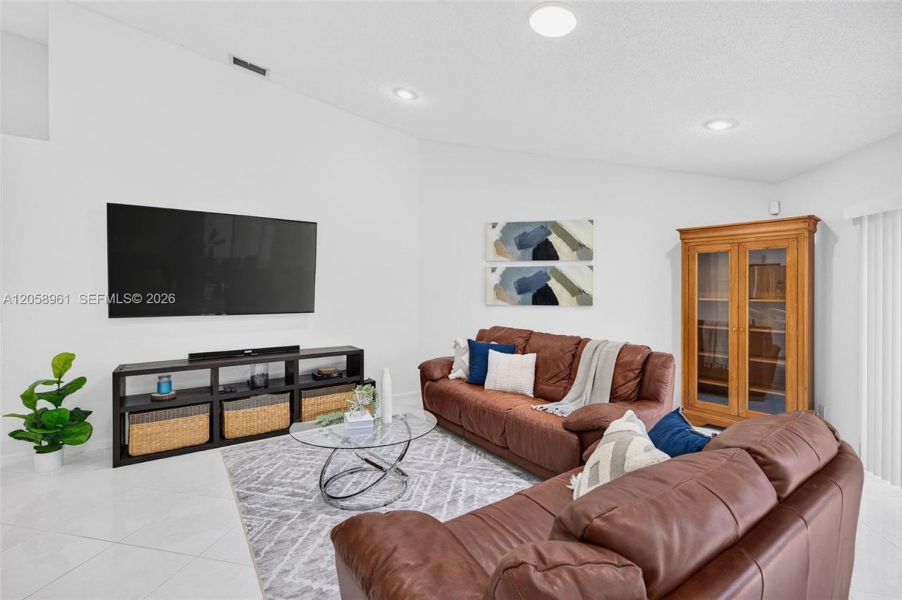 19352 NW 11th St, Pembroke Pines, FL 33029 Photo