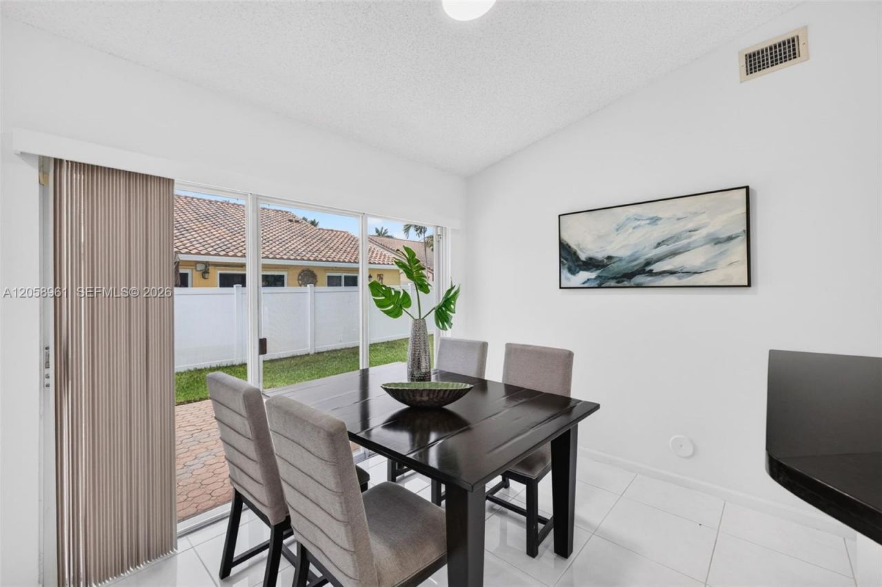 19352 NW 11th St, Pembroke Pines, FL 33029 Photo
