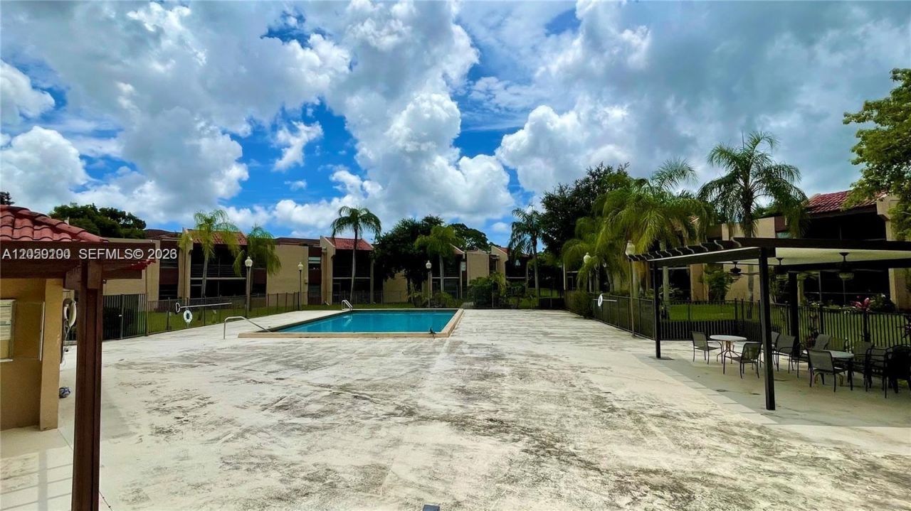 20851 San Simeon Way, Unit 202, Miami, FL 33179 Photo