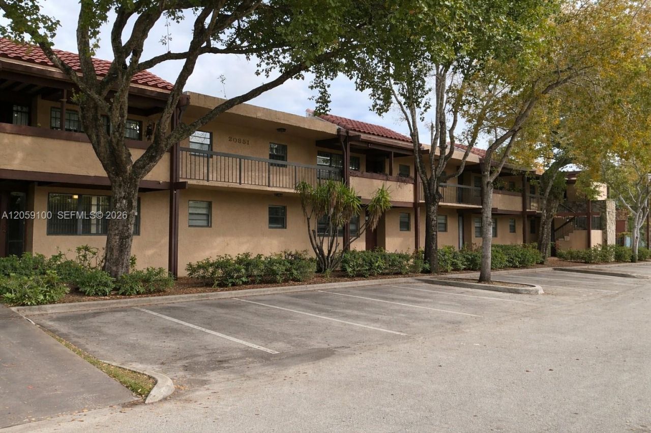 20851 San Simeon Way, Unit 202, Miami, FL 33179 Photo