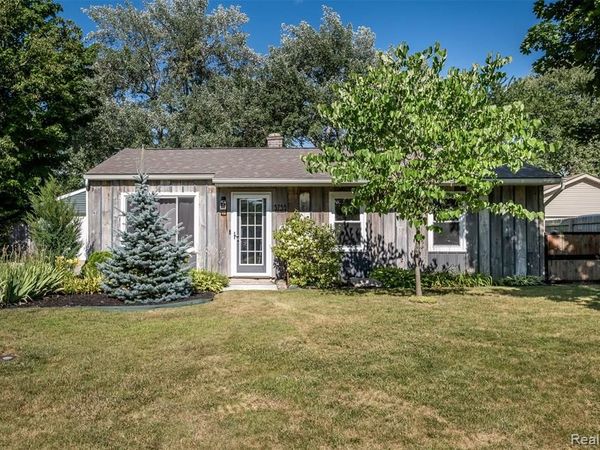 3755 Coleport Street, Lake Orion Vlg, MI 48359