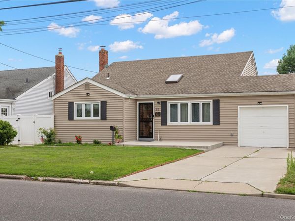 92 W 21st Street , Deer Park, NY 11729