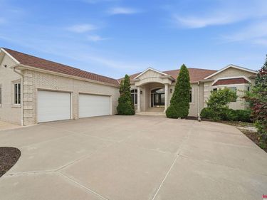 2555 Southview Circle, Lincoln, NE 68512