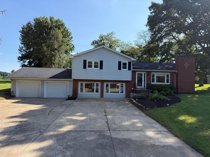 3228 Meadowbrook Drive NE, Lancaster, OH 43130 Photo 1