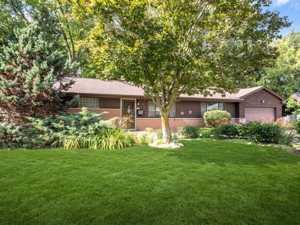 10 Hollycourt Terrace, Lake Zurich, IL 60047