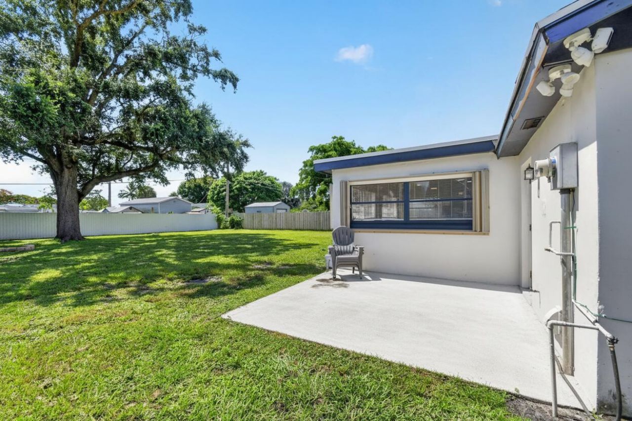432 W Shadyside Circle, West Palm Beach, FL 33415 Photo