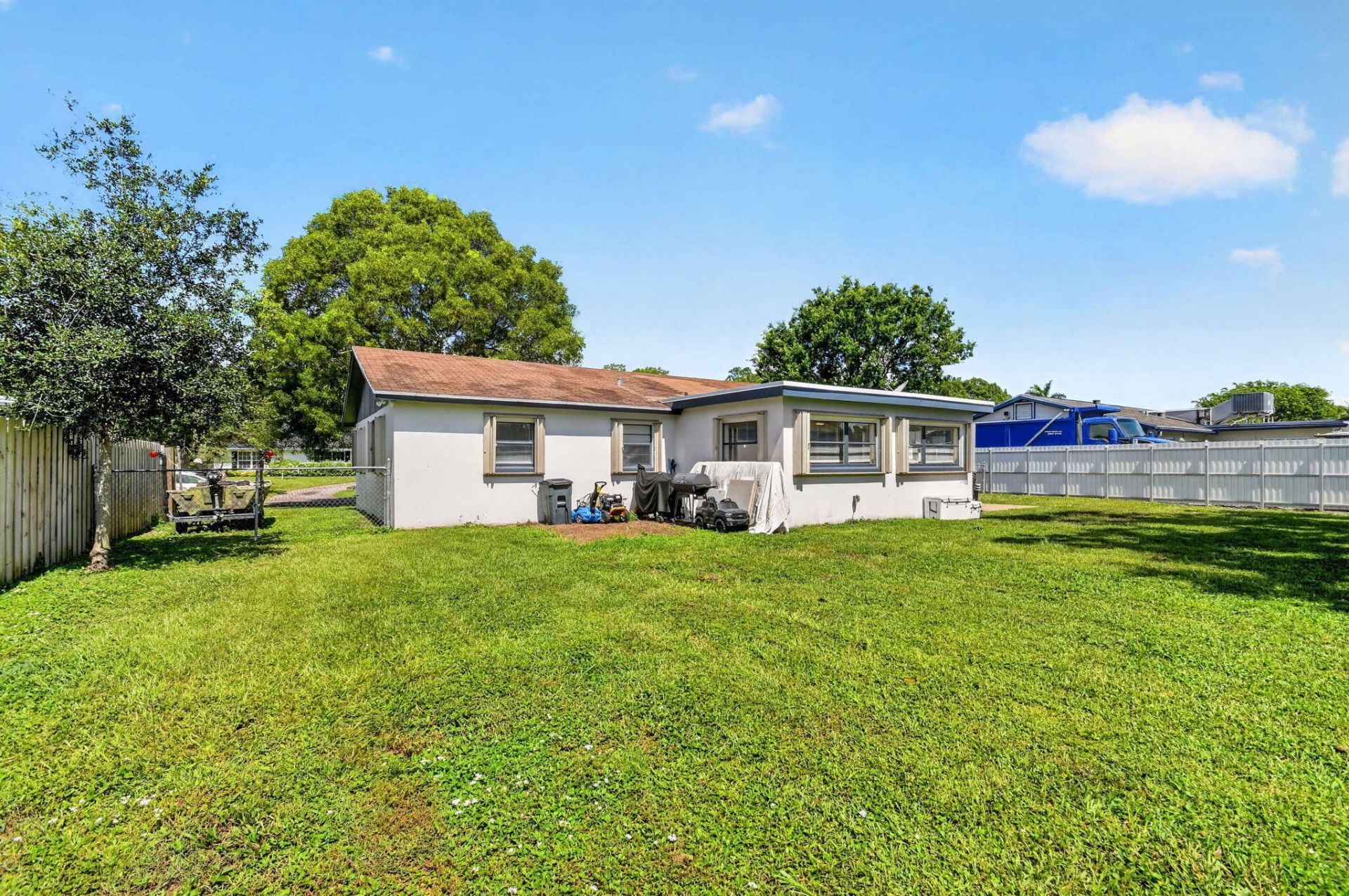 432 W Shadyside Circle, West Palm Beach, FL 33415 Photo