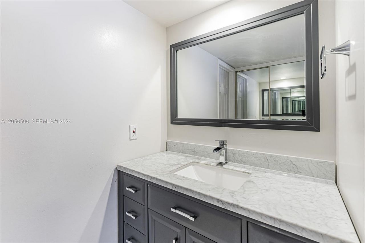 1719 Whitehall Dr , Unit 304, Davie, FL 33324 Photo
