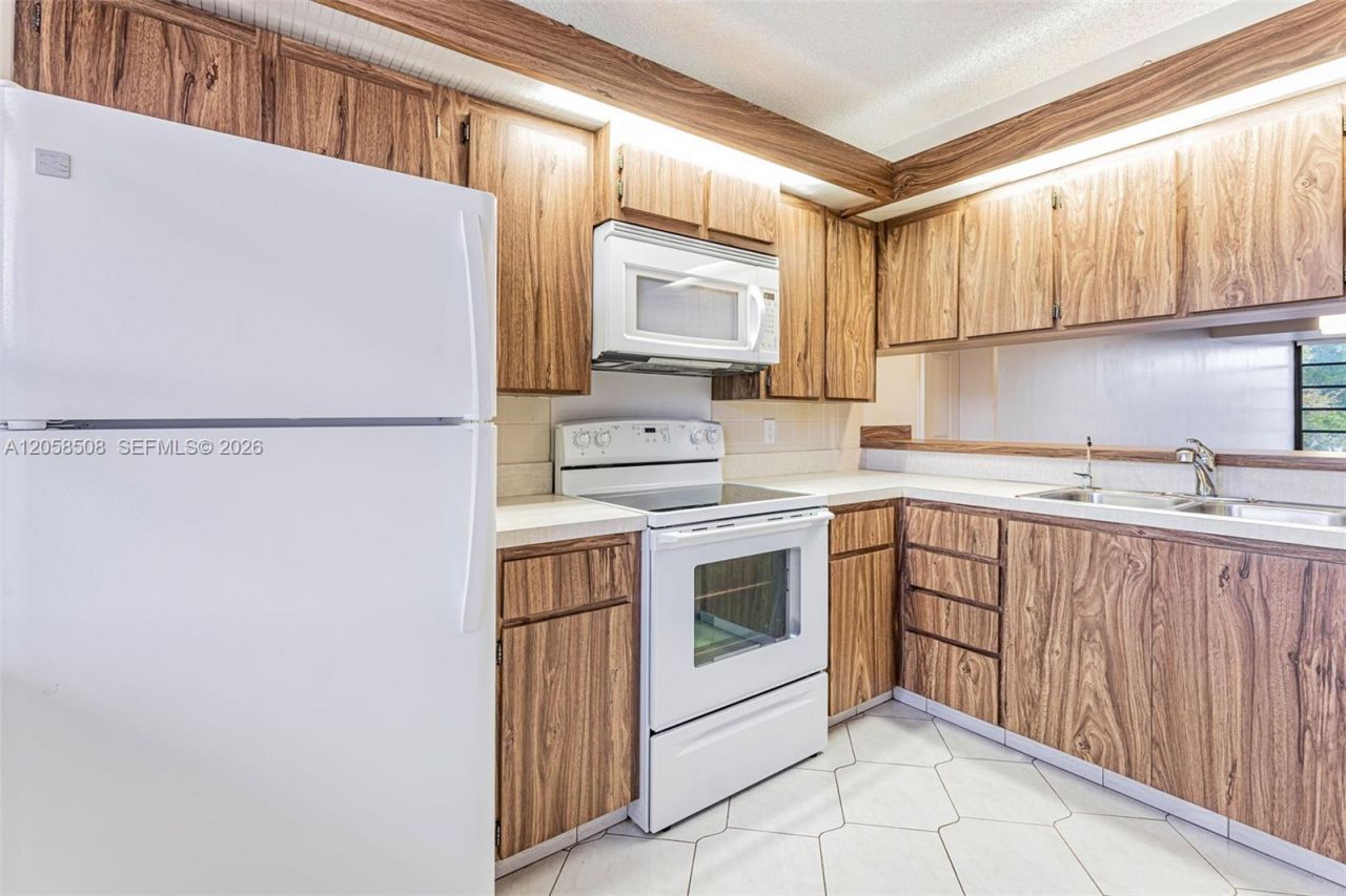 1719 Whitehall Dr , Unit 304, Davie, FL 33324 Photo