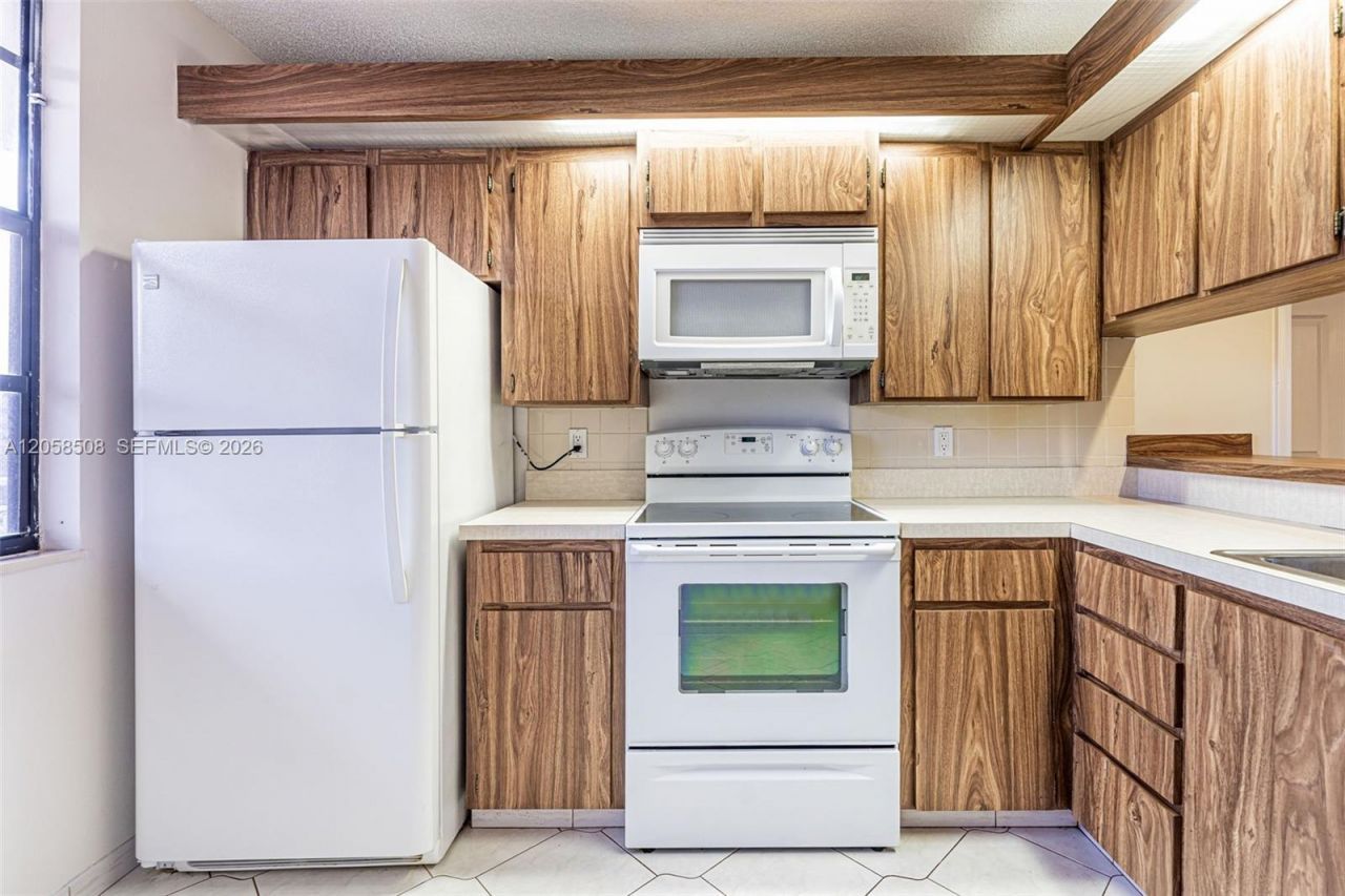 1719 Whitehall Dr , Unit 304, Davie, FL 33324 Photo